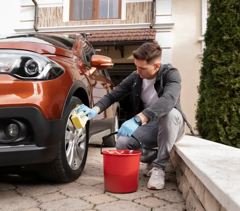 Lavage auto à domicile Aix-en-Provence : professionnel intervenant sur un véhicule